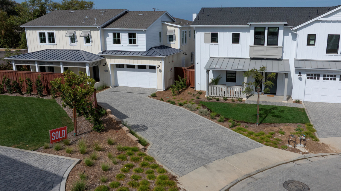 US homebuilder sentiment tumbles to near 14-1/2-year low in October 