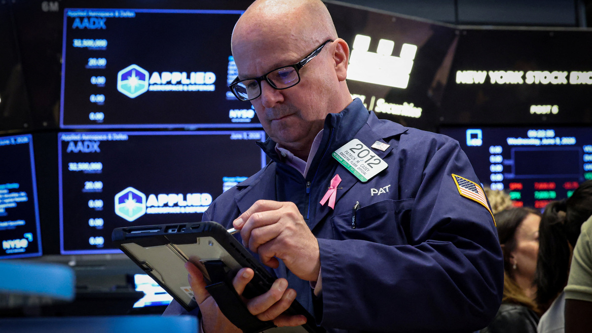 Traders work on the floor at the New York Stock Exchange (NYSE) in New York City, U.S., June 3, 2026.  REUTERS/Brendan McDermid