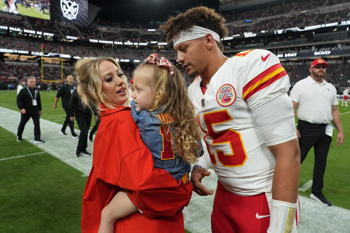  Kansas City Chiefs quarterback Patrick Mahomes (15) interacts with wife Brittany Mahomes and daughter Sterling Mahomes at Allegiant Stadium. Kirby Lee-Imagn Images