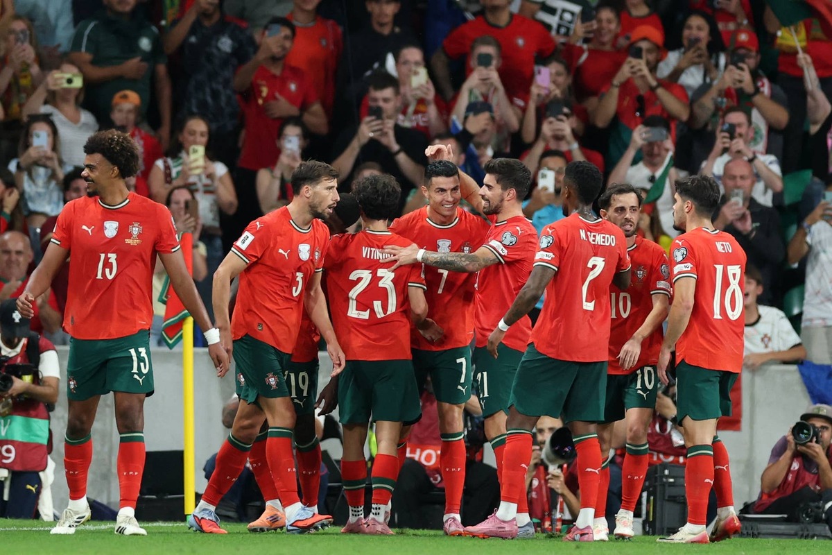  Cristiano Ronaldo celebrates with his teammates after scoring his team's second goal during the 2026 World Cup qualifiers Europe zone group F football match between Portugal and Hungary. (Photo by PATRICIA DE MELO MOREIRA / AFP) (Photo by PATRICIA DE MELO MOREIRA/AFP via Getty Images)