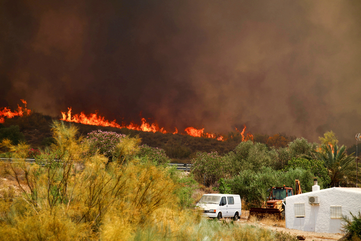 Flames approach the A7 highway during a deadly wildfire affecting the province of Almeria in Los Gallardos, Spain, July 10, 2026. REUTERS/Chema Artero