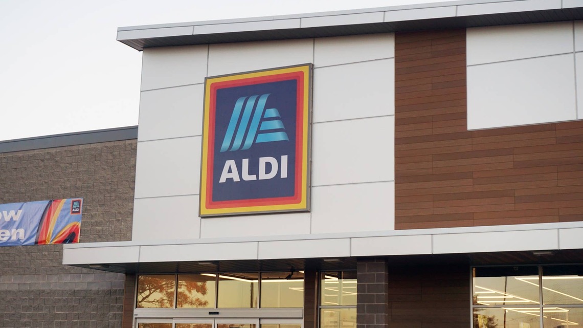 Aldi's $20 Floral Comforter Is the Easiest Way To Refresh Your Bedroom 