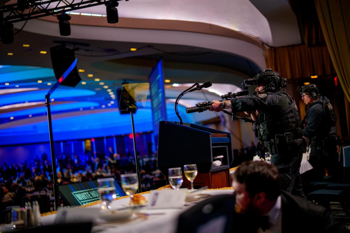  Armed Secret Service agents stand on stage during a shooting incident at the annual White House Correspondents Association Dinner at the Washington Hilton on April 25, 2026 in Washington, DC. (Photo by Andrew Harnik/Getty Images) 