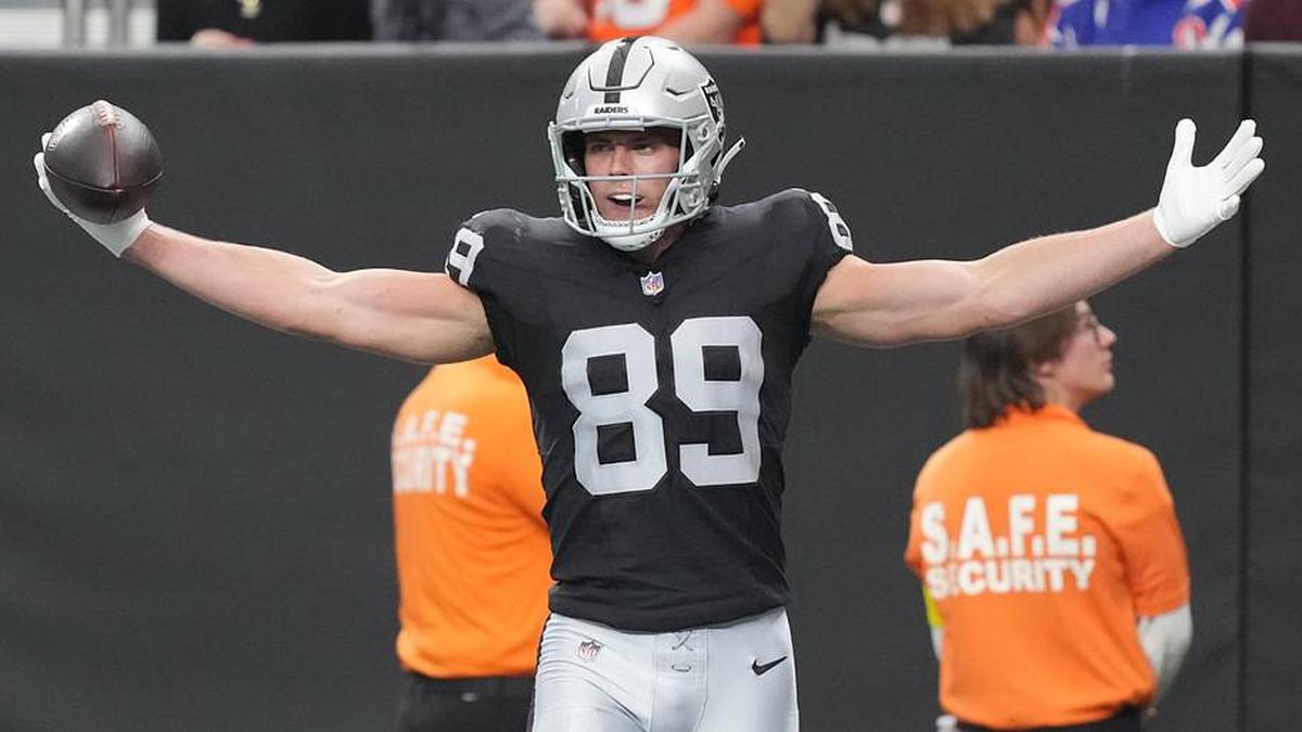  Dec 7, 2025; Paradise, Nevada, USA; Las Vegas Raiders tight end Brock Bowers (89) reacts after catching a touchdown against the Denver Broncos during the first half at Allegiant Stadium. Mandatory Credit: Kirby Lee-Imagn Images | Kirby Lee-Imagn Images 