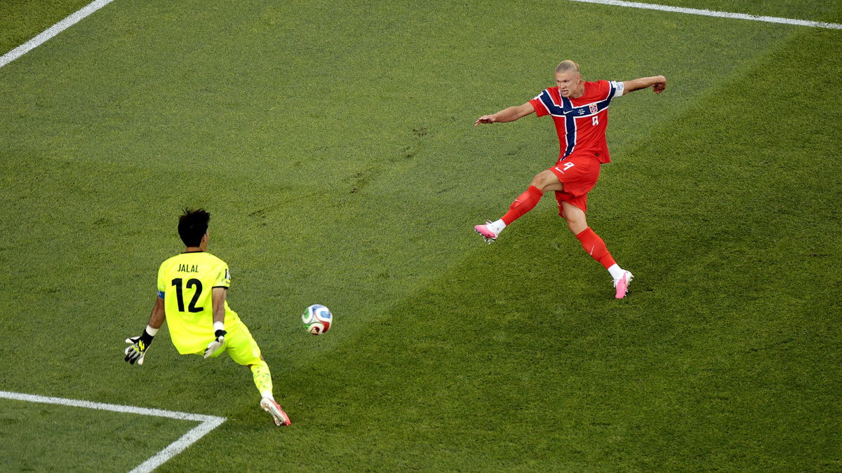 Soccer Football - FIFA World Cup 2026 - Group I - Iraq v Norway - Boston Stadium, Foxborough, Massachusetts, U.S. - June 16, 2026 Norway's Erling Haaland has his shot saved by Iraq's Jalal Hassan REUTERS/Brian Snyder