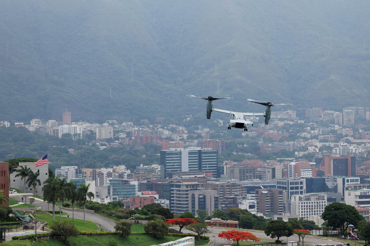 A U.S. Marine Corps MV-22B Osprey aircraft approaches the U.S. embassy during an air evacuation drill, in Caracas, Venezuela, May 23, 2026. REUTERS/Leonardo Fernandez Viloria