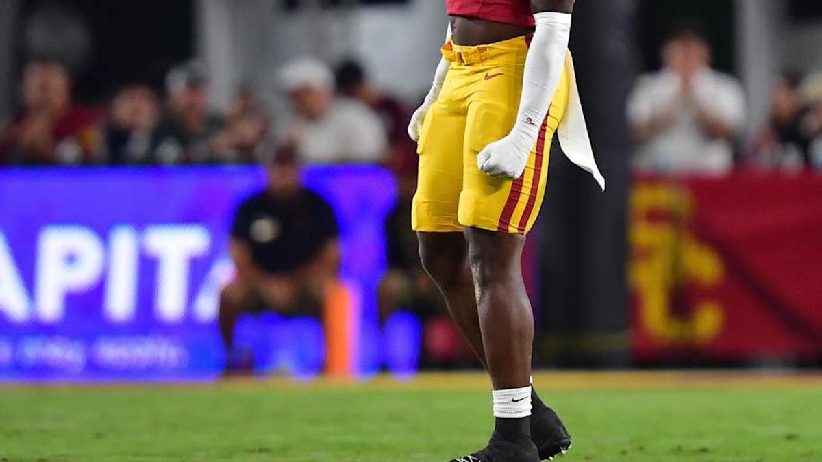  Sep 20, 2025; Los Angeles, California, USA; Southern California Trojans defensive end Braylan Shelby (10) reacts after bringing down Michigan State Spartans quarterback Aidan Chiles (2) during the first half at the Los Angeles Memorial Coliseum. Mandatory Credit: Gary A. Vasquez-Imagn Images | Gary A. Vasquez-Imagn Images 