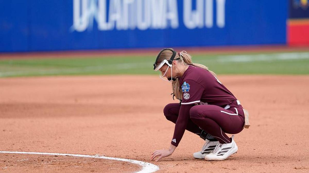  Mississippi State Bulldogs starting pitcher Alyssa Faircloth (4) writes in the dirt before starting a Women's College World Series softball game between the Texas Tech Red Raiders and the Mississippi State Bulldogs at Devon Park in Oklahoma City, Thursday, May 28, 2026. | BRYAN TERRY/THE OKLAHOMAN / USA TODAY NETWORK via Imagn Images 