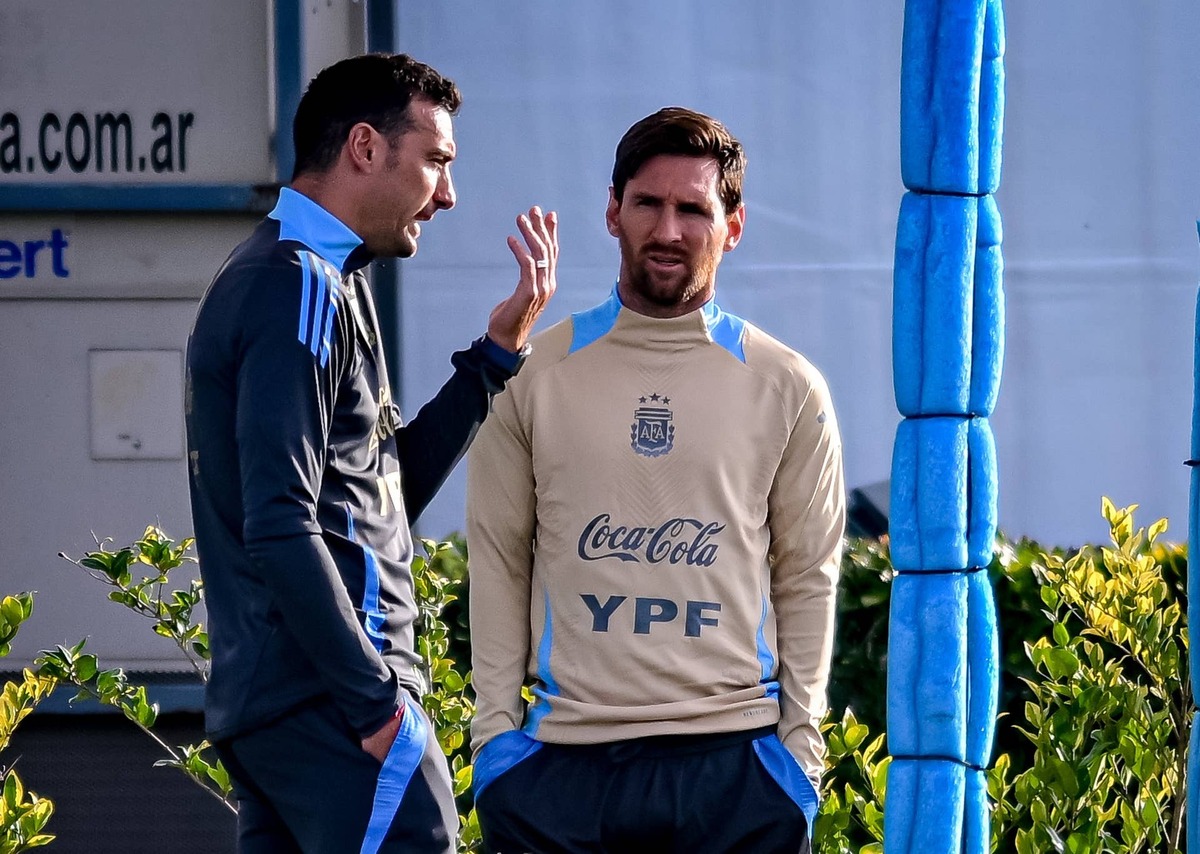  Lionel Scaloni talks with Lionel Messi prior to a training session on June 3, 2025 in Ezeiza, Argentina. Photo by Marcelo Endelli/Getty Images