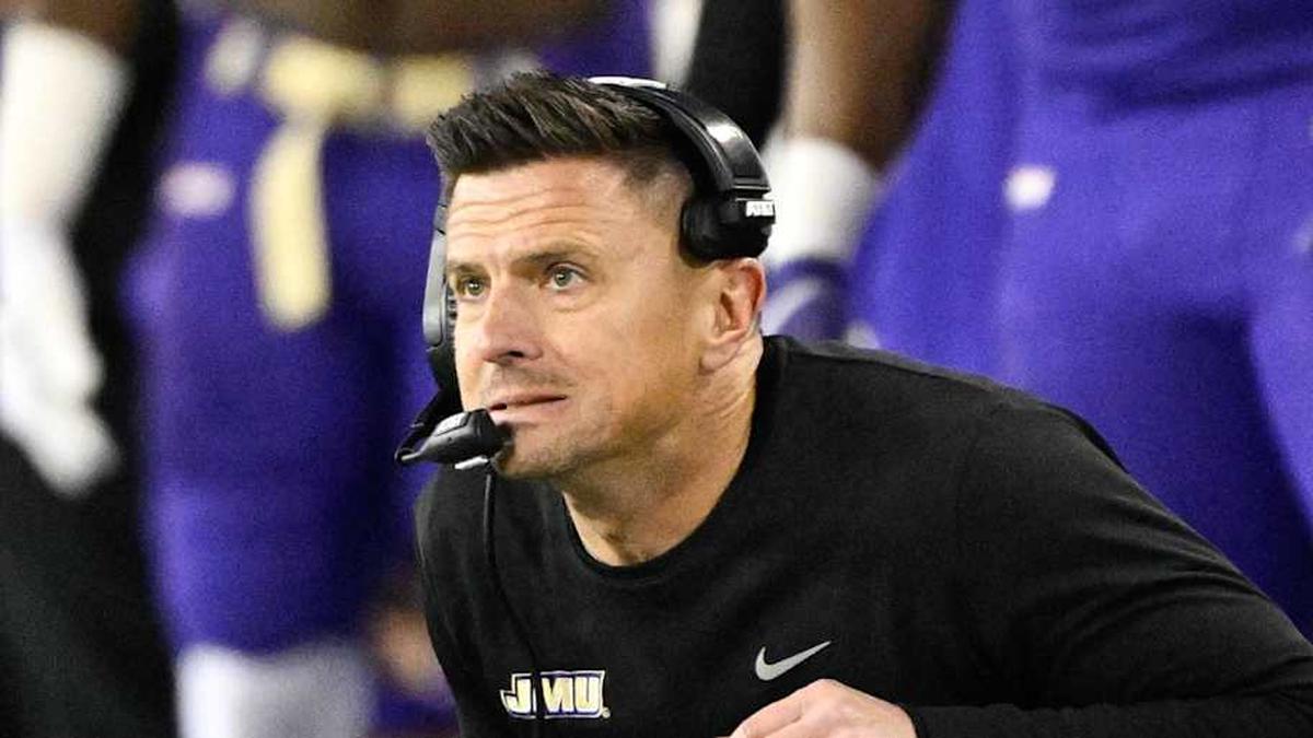  Dec 20, 2025; Eugene, OR, USA; James Madison Dukes head coach Bob Chesney looks on during the first quarter against the Oregon Ducks at Autzen Stadium. Mandatory Credit: Troy Wayrynen-Imagn Images | Troy Wayrynen-Imagn Images 