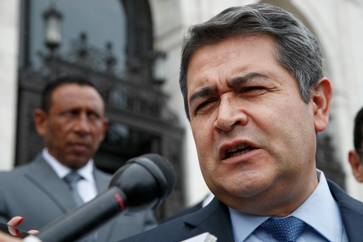 ARCHIVO - En esta fotografía de archivo del 13 de agosto de 2019, el presidente hondureño Juan Orlando Hernández responde preguntas de Associated Press, mientras sale de una reunión en la Organización de Estados Americanos, en Washington. (AP Foto/Jacquelyn Martin, Archivo)