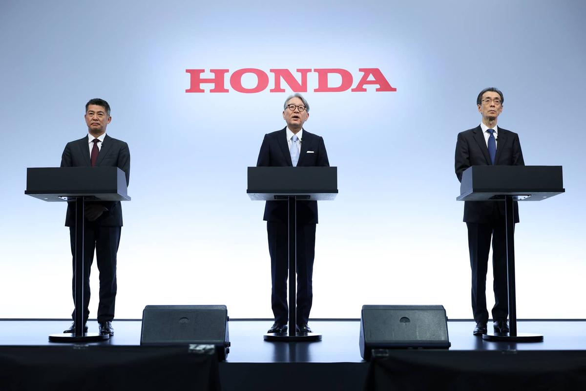  Honda CEO Toshihiro Mibe, center, will oversee a plan to build new products within the next five years. 