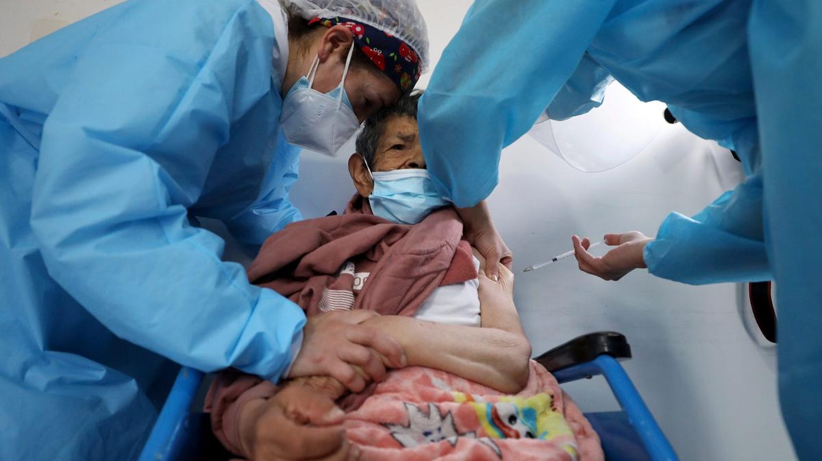 Una anciana recibe la vacuna china Sinovac contra el COVID-19, el miércoles 24 de febrero de 2021, en un centro geriátrico para mujeres en Sibaté, Colombia.