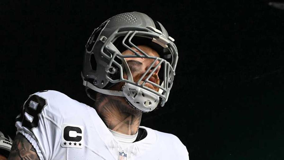 Dec 14, 2025; Philadelphia, Pennsylvania, USA; Las Vegas Raiders running back Ashton Jeanty (2) and defensive end Maxx Crosby (98) in the tunnel against the Philadelphia Eagles at Lincoln Financial Field. Mandatory Credit: Eric Hartline-Imagn Images | Eric Hartline-Imagn Images 