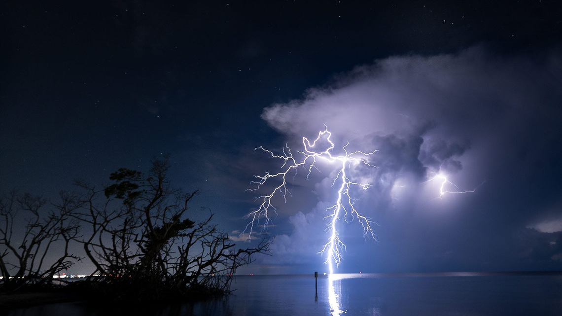 1 dead, 3 injured after lightning strikes family off Florida beach 