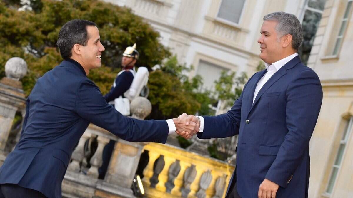 El presidente interino de Venezuela, Juan Guaidó (izq.) es recibido por su homólogo colombiano Iván Duque, el domingo en el Palacio de Nariño en Bogotá.