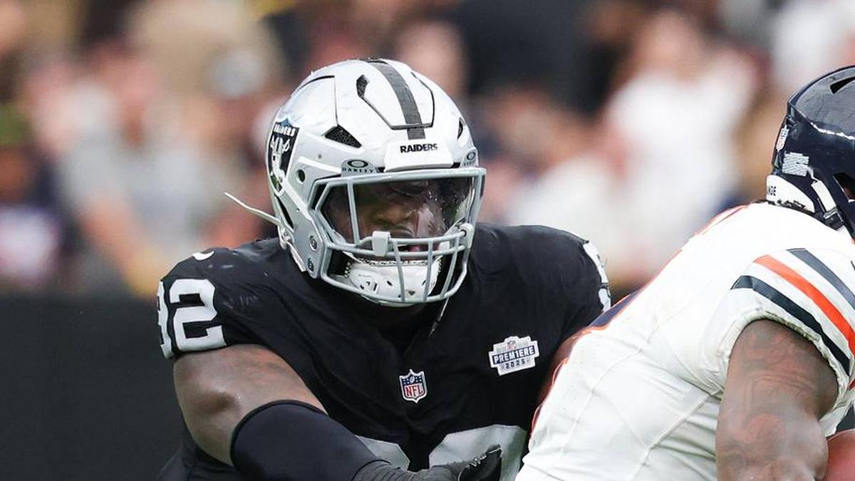  Sep 28, 2025; Paradise, Nevada, USA; Chicago Bears running back d'Andre Swift (4) is pressed by Las Vegas Raiders defensive tackle JJ Pegues (92) during the second quarter at Allegiant Stadium. Mandatory Credit: Kiyoshi Mio-Imagn Images | Kiyoshi Mio-Imagn Images 