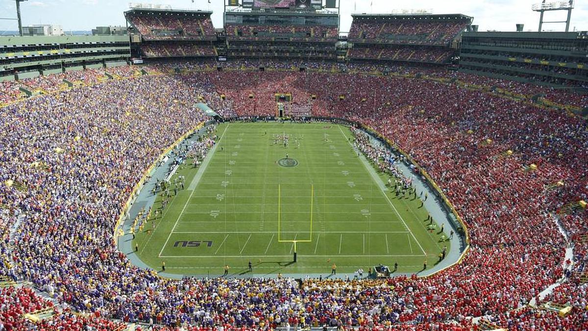  Wisconsin Badgers red and LSU Tigers purple fill Lambeau Field on Sept. 3. 2017 | USA TODAY NETWORK-Wisconsin via Imagn Content Services, LLC 