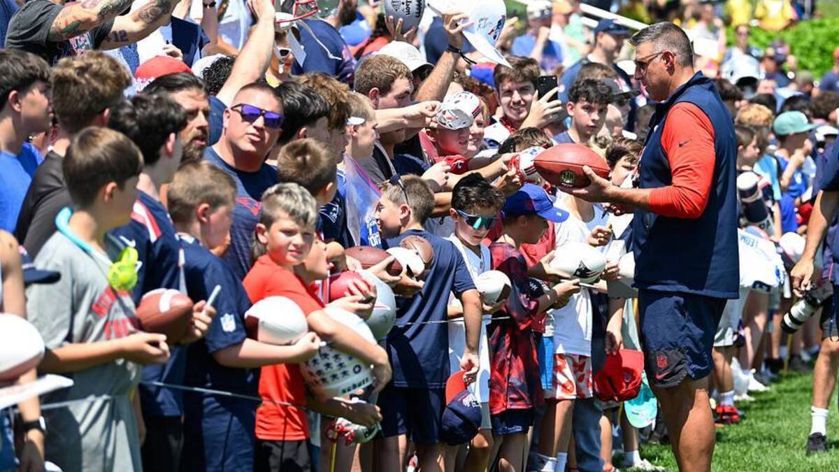  Jul 28, 2025; Foxborough, MA, USA; Fans line up for an autograph from New England Patriots head coach Mike Vrabel after training camp at Gillette Stadium. Mandatory Credit: Eric Canha-Imagn Images | Eric Canha-Imagn Images 