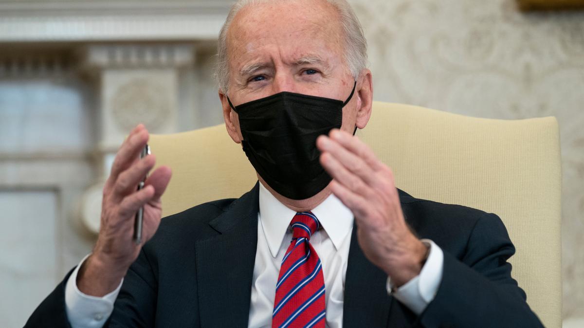 El presidente estadouidense Joe Biden habla en una reunión con la secretaria del Tesoro Janet Tellen en la Casa Blanca el viernes, 29 de enero del 2021. (AP Foto/Evan Vucci)