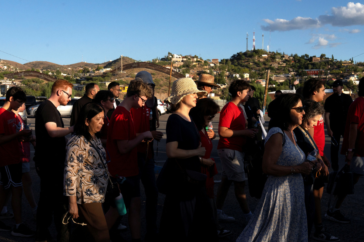 Congregants process past the U.S.-Mexico border fence during Border Mass 250 at Sacred Heart of Jesus Catholic Church in Nogales, Arizona, U.S. June 26, 2026.  REUTERS/Rebecca Noble