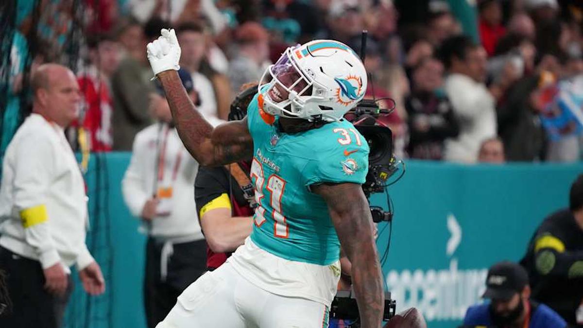  Miami Dolphins running back Ollie Gordon II (31) celebrates after scoring a touchdown against the Washington Commanders in the fourth quarter during the 2025 NFL Madrid Game at Santiago Bernabeu Stadium. | Kirby Lee-Imagn Images 