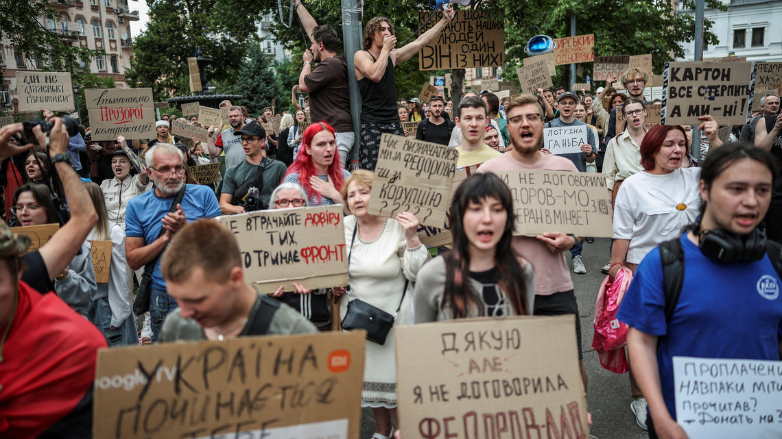 Ukrainians back ousted defence minister as political crisis brews 