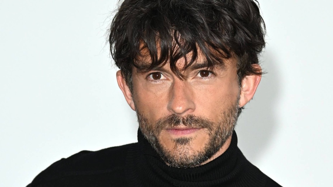 Jonathan Bailey Reads a Steamy Version of 'Dracula'-Just Don't Listen to It in Public 