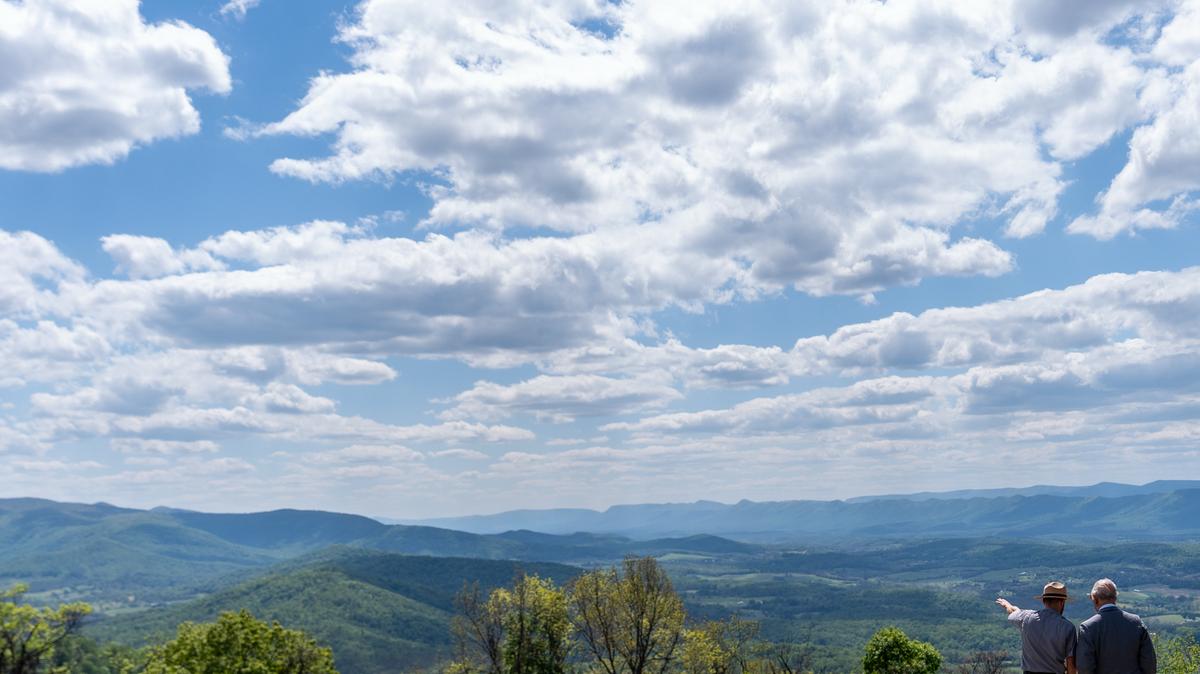 US Britain Royal Visit. Britain's King Charles III, right, overlooks Shenandoah National Park, Thursday, April 30, 2026, in Front Royal, Virginia. 