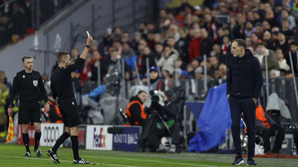 Soccer Football - Champions League - Quarter Final - Second Leg - Bayern Munich v Manchester City - Allianz Arena, Munich, Germany - April 19, 2023 Bayern Munich coach Thomas Tuchel  is shown a yellow card by referee Clement Turpin REUTERS/Heiko Becker