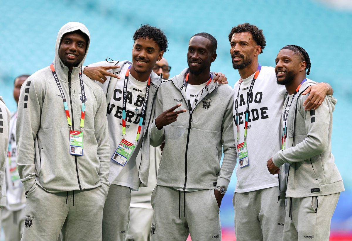 Fútbol - Copa Mundial de la FIFA 2026 - Recorrido previo al partido de Cabo Verde en el Miami Stadium - Miami Stadium, Miami Gardens, Florida, EE. UU. - 20 de junio de 2026. Vozinha, de Cabo Verde, con sus compañeros de equipo durante el recorrido previo al partido. REUTERS/Paul Childs