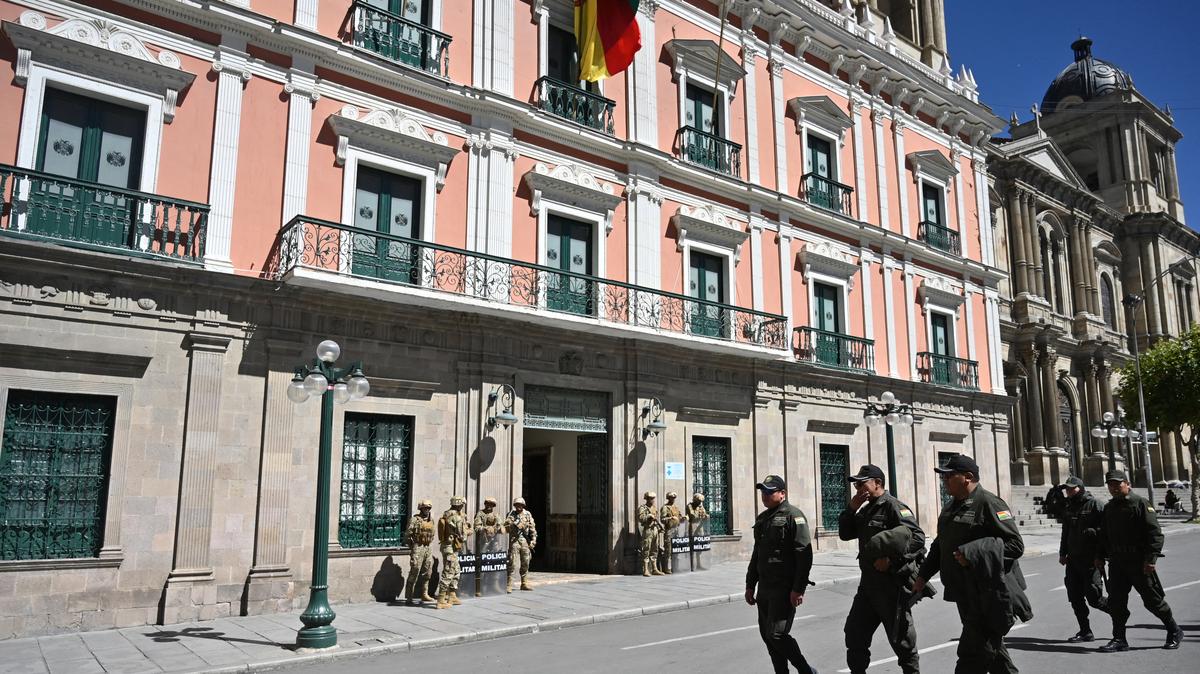 Police officers walk near the Government Palace as military personnel guard the area amid social unrest in La Paz, Bolivia May 19, 2026. REUTERS/Claudia Morales/File Photo