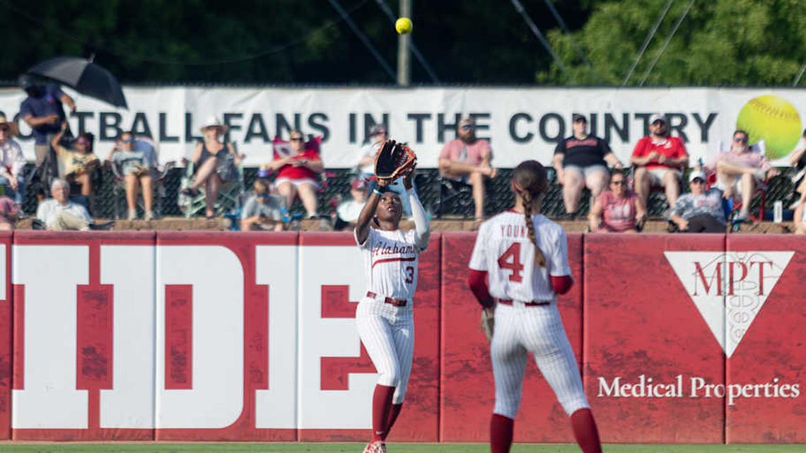  Alabama outfielder Kristen White catches the ball for an out in the first game of the series against Kentucky on Apr. 17, 2026. | Sarah Munzenmaier/Alabama Crimson Tide on SI 
