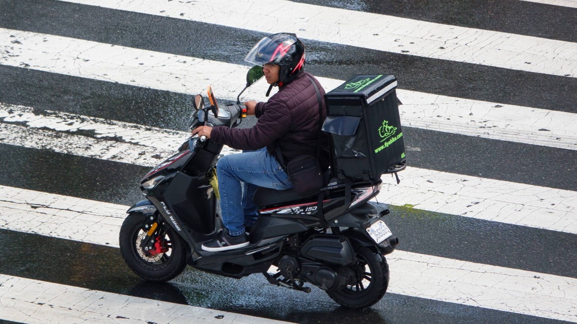 Fewer Americans are opening Uber Eats as DoorDash pulls ahead