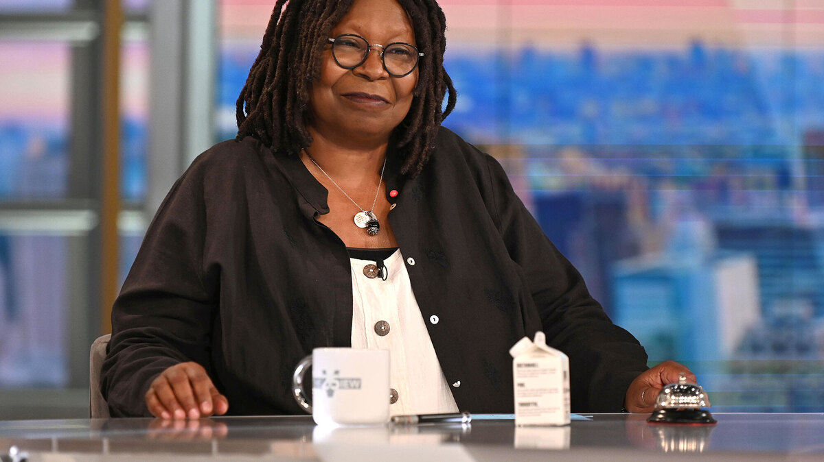 La actriz y presentadora Whoopi Goldberg, del programa “The View”, fue suspendida por dos semanas tras decir que el Holocausto no fue un tema racial. Goldberg se disculpó posteriormente y reconoció que se equivocó, y que efectivamente entiende que fue una medida racista.
