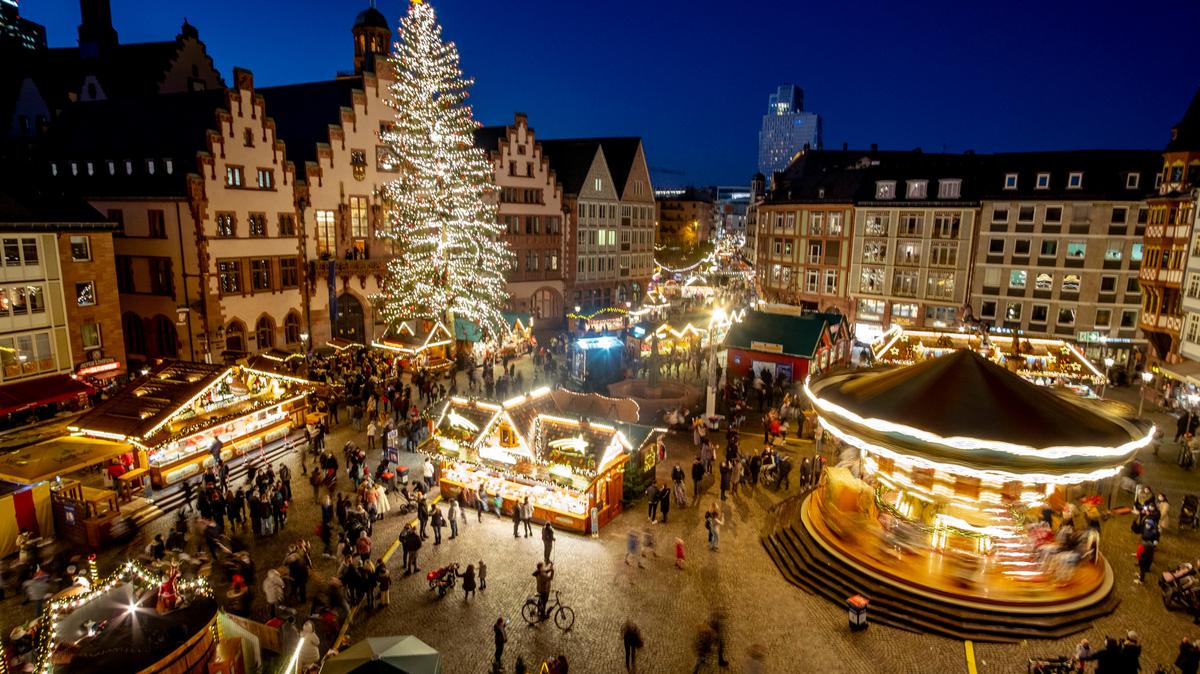 ARCHIVO - Luces iluminando el mercado de Navidad en Fráncfort, Alemania, el 22 de noviembre de 2021. Pese a los inconvenientes de la pandemia, los propietarios de los puestos que venden adornos, castañas asadas y otros artículos navideños en Fráncfort y otras ciudades europeas están aliviados de poder abrir para su primer mercado navideño en dos años, especialmente dadas las nuevas restricciones en Alemania, Austria y otros países donde los contagios de COVID-19 baten récords. . (AP Foto/Michael Probst, Archivo)