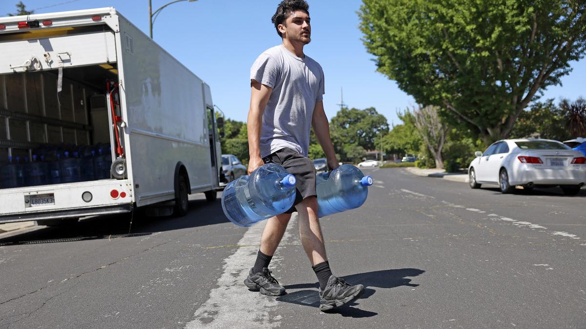 Kasey Nehlsen, with Water Works, delivers water to a house in Mountain View, California, on Thursday, April 30, 2026. About 67 households have been under a "Do Not Use Water" notice since last week after a slurry mix came into contact with a water main during a construction project. (Nhat V. Meyer/Bay Area News Group/TNS)