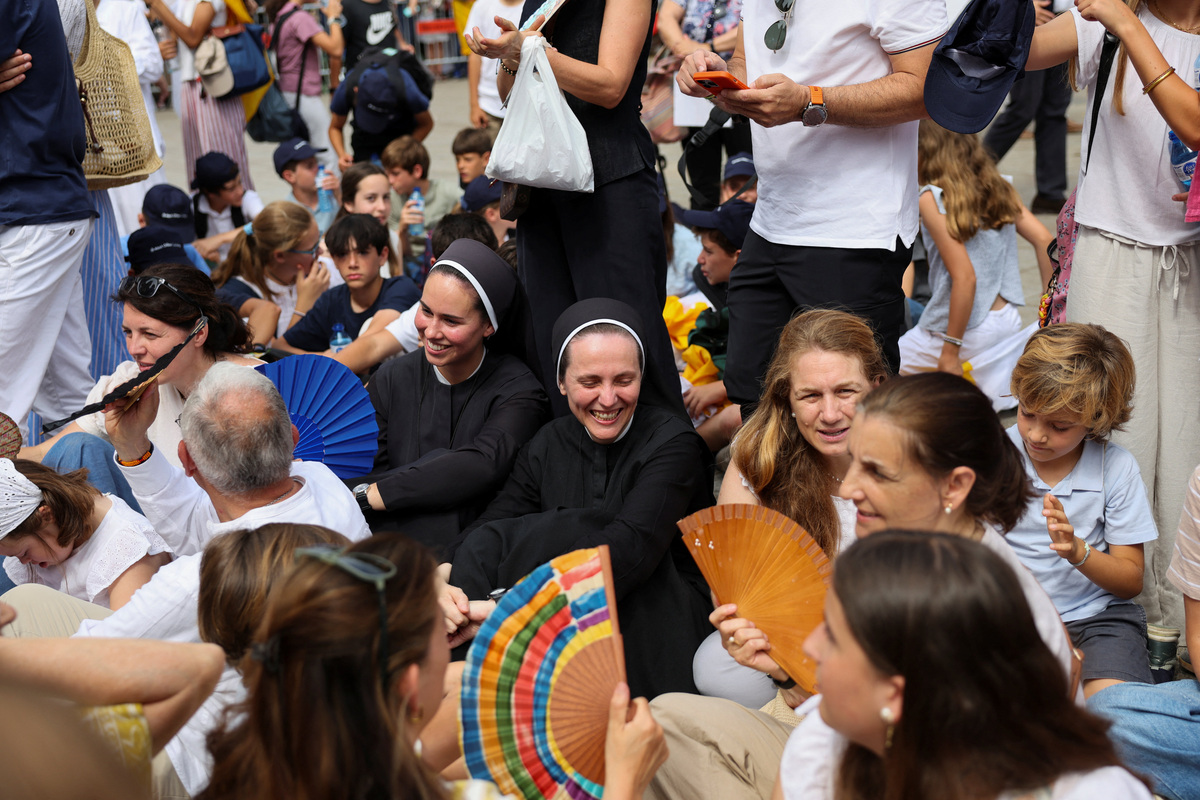 Faithfuls wait for Pope Leo XVI outside the Cathedral of the Holy Cross and Saint Eulalia, during his apostolic journey, in Barcelona, Spain, June 9, 2026. REUTERS/Nacho Doce