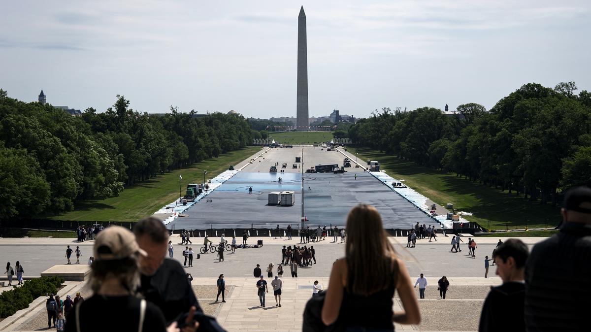 Visitors at the Lincoln Memorial in Washington as work continues on the memorial's reflecting pool, with the Washington Monument in the background, on Saturday, May 9, 2026. Atlantic Industrial Coatings was hired to repair leaking joints between the pool's concrete slabs, waterproof the pool's bottom and paint it a shade called "American flag blue."