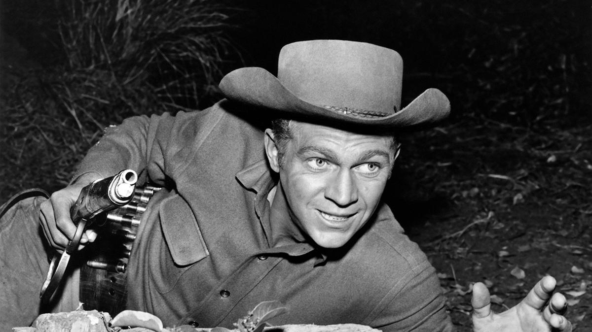 Steve McQueen on the set of Wanted: Dead or Alive (Au nom de la loi) TV 1958-1962. (Photo by Sunset Boulevard/Corbis via Getty Images)