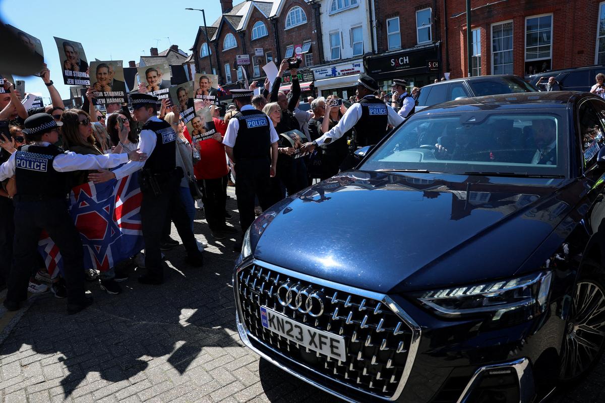 British Prime Minister Keir Starmer arrives to make a visit to the Golders Green area, which is home to a large Jewish population, after a man was arrested on Wednesday following a stabbing incident in which two Jewish men were wounded, in London, Britain, April 30, 2026. REUTERS/Hannah McKay