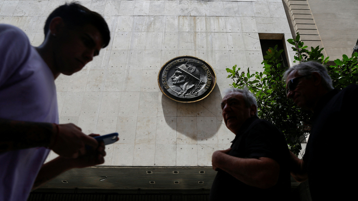 Mercado argentino cierra cauto con atención en licitación del Tesoro 