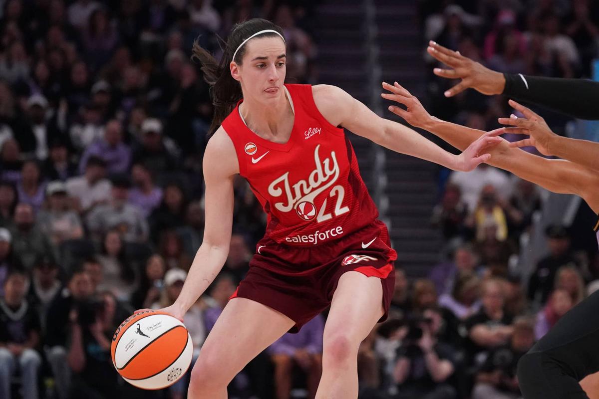  Indiana Fever guard Caitlin Clark (22) dribbles while defended by the Golden State Valkyries in the second quarter at Chase Center. David Gonzales-Imagn Images