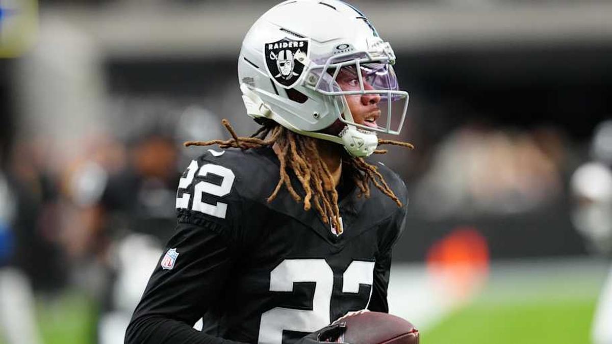  Dec 28, 2025; Paradise, Nevada, USA; Las Vegas Raiders cornerback Eric Stokes (22) warms up before the game against the New York Giants at Allegiant Stadium. Mandatory Credit: Stephen R. Sylvanie-Imagn Images | Stephen R. Sylvanie-Imagn Images 