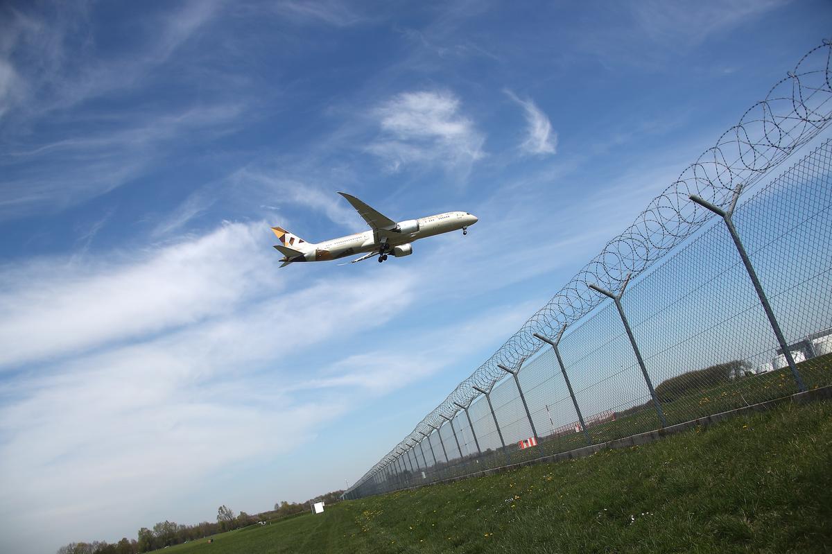 FILE PHOTO: A Boeing 787-9 Dreamliner of Etihad Airways lands at Munich international airport in Germany, April 18, 2019. REUTERS/Michael Dalder/File Photo