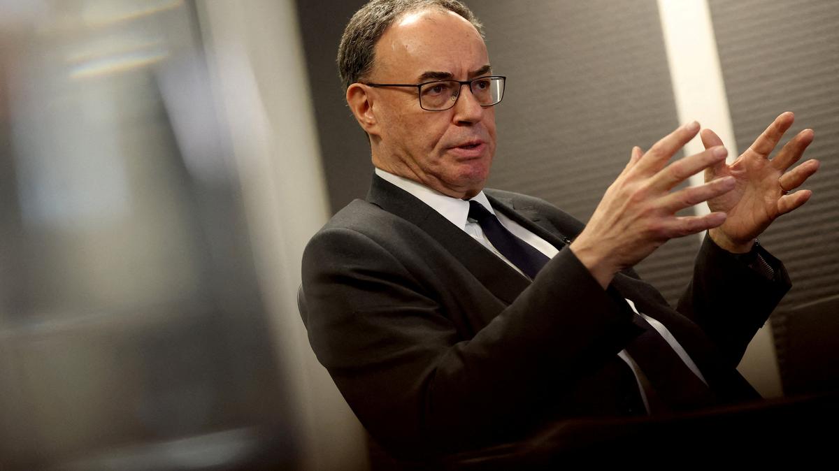 FILE PHOTO: Bank of England Governor Andrew Bailey speaks to Reuters in an interview after the central bank publishes its latest report on financial‑sector risks, including the impact of the Iran war, in London, Britain, April 1, 2026. REUTERS/Hannah McKay/File Photo