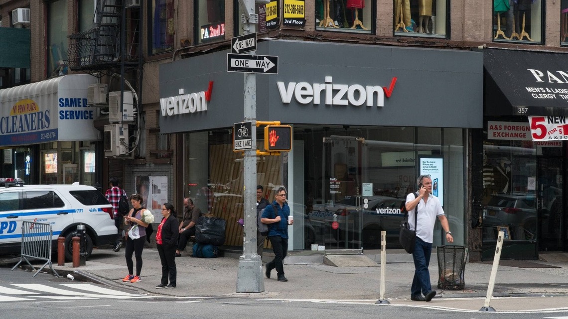 Verizon, AT&T suffer major customer data setback 
