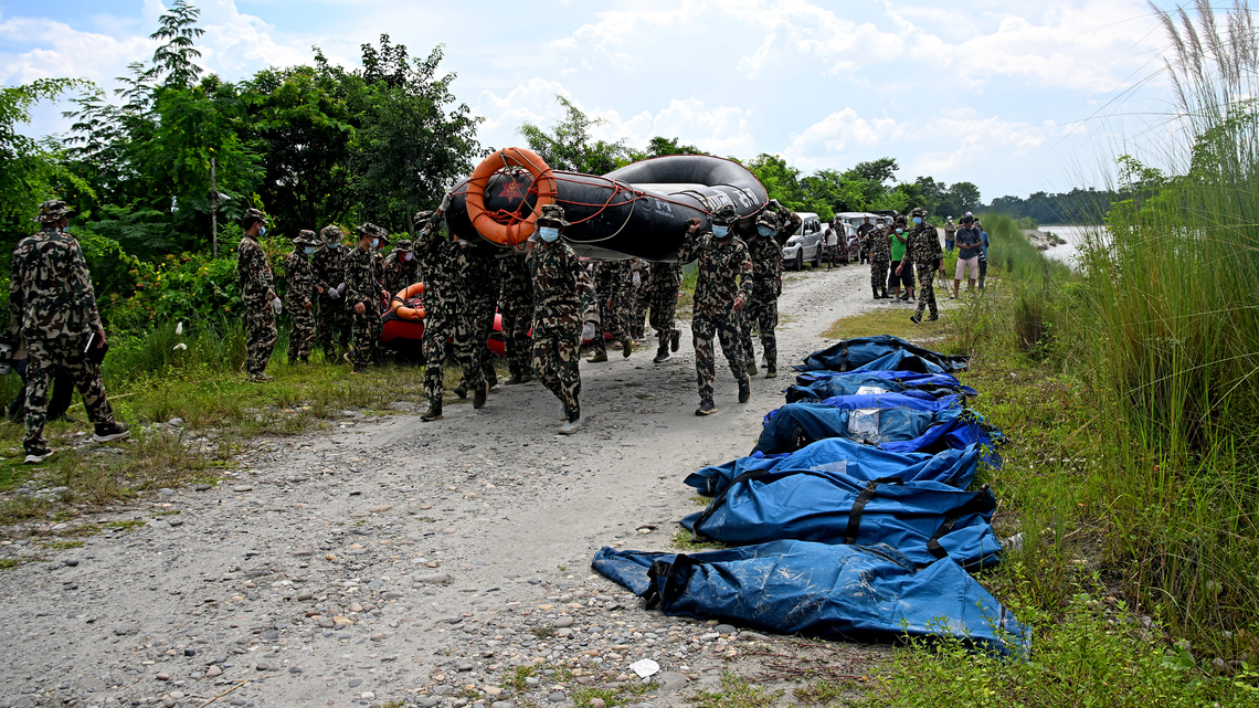 Over 900 dead, thousands missing as Nepal begins mass burials 