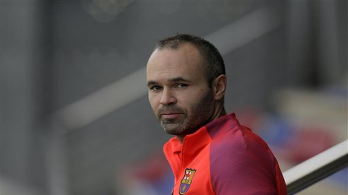 El capitán del FC Barcelona, Andrés Iniesta, cuyo contrato con el club catalán finaliza en 2018, se mostró dispuesto a seguir en el Barça “por mucho tiempo”, en una entrevista aparecida este lunes en el periódico Mundo Deportivo.