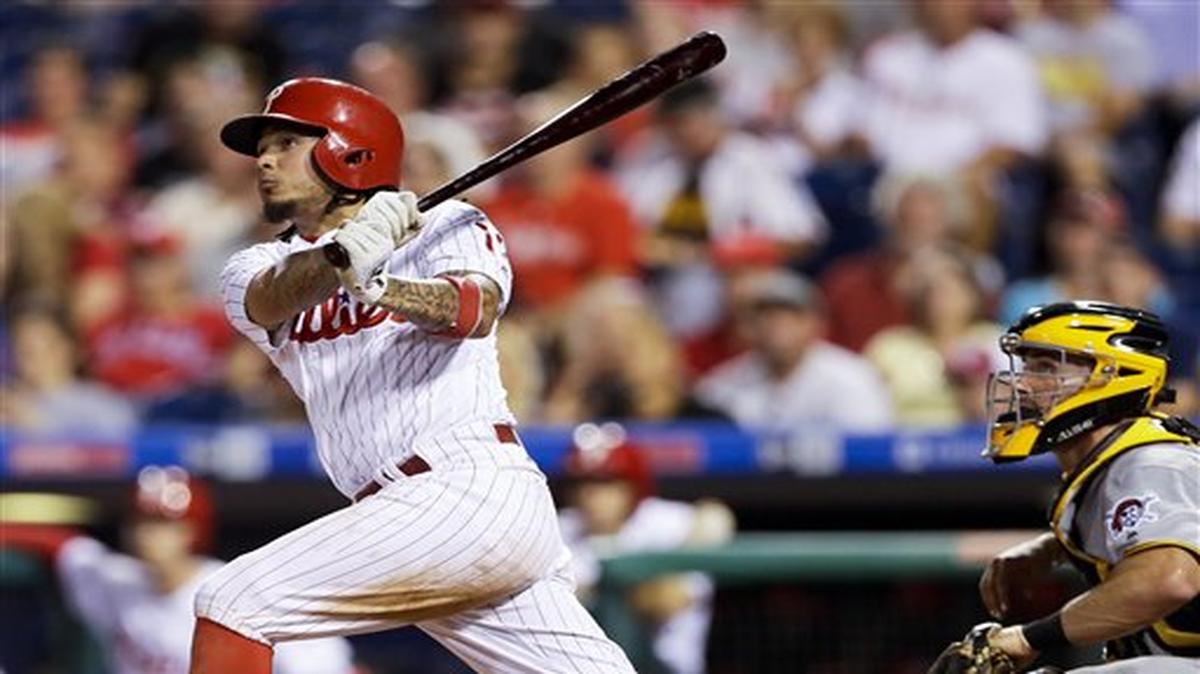 El venezolano Freddy Galvis conecta un jonrón de dos carreras por los Filis ante el abridor de los Piratas Steven Brault, en el partido celebrado el 14 de septiembre de 2016, en Filadelfia. 